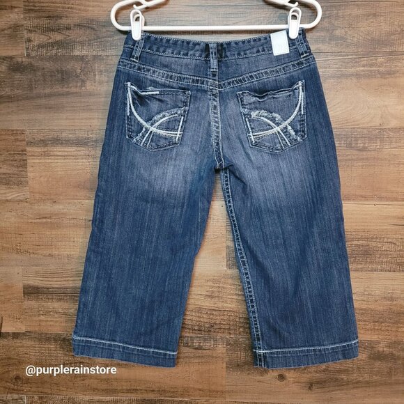 Maurices Bermuda Shorts Size 4 Low Rise Thick Stitch Medium Dark Wash Stretch - Picture 2 of 12